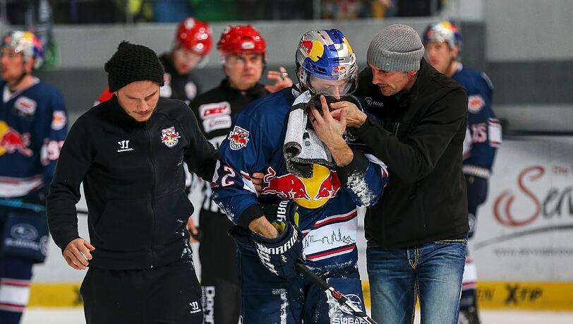 Zwei medizinische Betreuer führen EHC-Star Jeremy Dehner vom Eis, der im Berlin-Spiel von einem Puck im Gesicht getroffen wurde. Zwei medizinische Betreuer führen EHC-Star Jeremy Dehner vom Eis, der im Berlin-Spiel von einem Puck im Gesicht getroffen wurde.