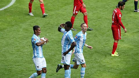 Zwei Torschützen und ein Gratulant (v.l.): Rubin Okotie lässt sich von Ex-Bulle Rodnei feiern, der mittlerweile abgewanderte Marius Wolf traf ebenfalls im Hinspiel gegen die RB Leipzig.