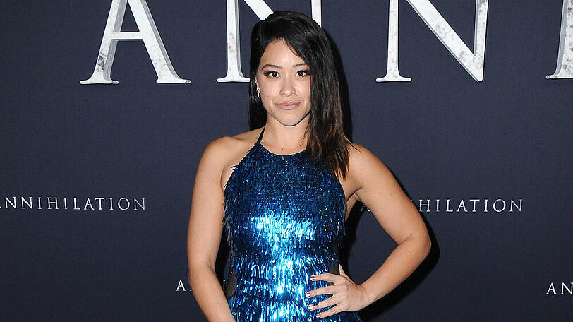 Gina Rodriguez entschied sich bei der Premiere ihres neuen Films "Auslöschung" für ein auffälliges Fransenkleid.