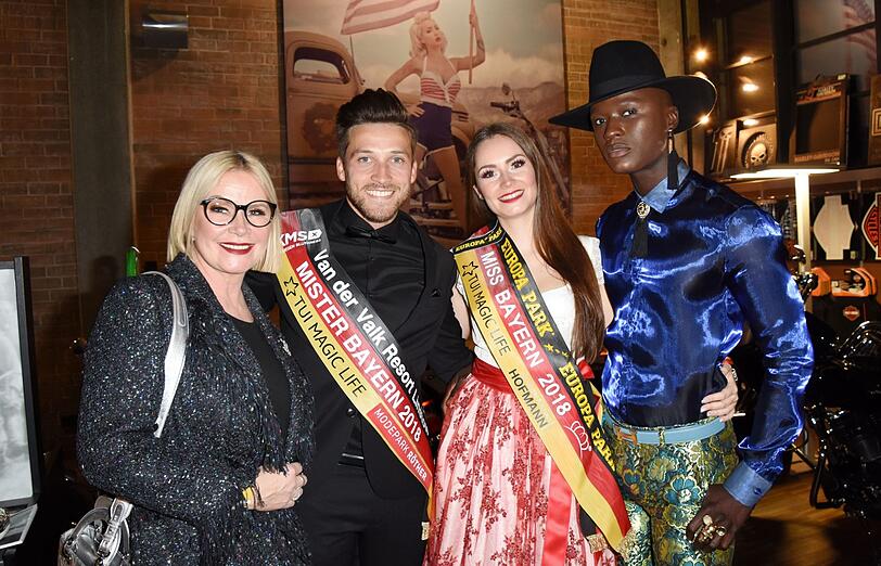 Die Jury: Claudia Effenberg und Papis Loveday mit den Vorjahres-Siegern: Marcel Halder und Sarah Deborah Zahn.