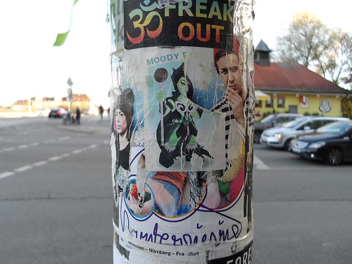 Ein Spiegelbild des Lebens im Stadtviertel: Die zahllosen Aufkleber in der Isarvorstadt zeigen mehr oder weniger gelungen, was sich tut - oder getan hat.