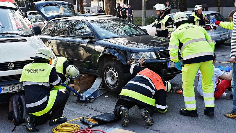 Mit Holzklötzen sicherte die Feuerwehr den Audi.