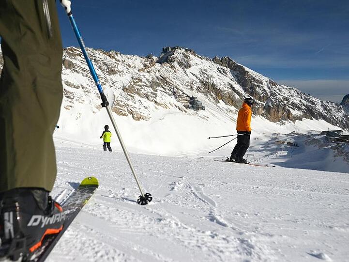 Skifahrer stehen am 12.12.2015 bei Grainau (Bayern) im Skigebiet auf der Zugspitze.