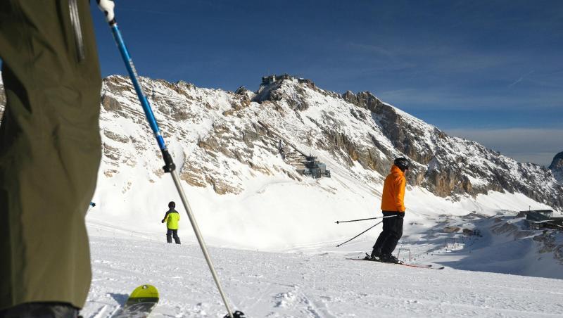 Skifahrer stehen am 12.12.2015 bei Grainau (Bayern) im Skigebiet auf der Zugspitze. Skifahrer stehen am 12.12.2015 bei Grainau (Bayern) im Skigebiet auf der Zugspitze.
