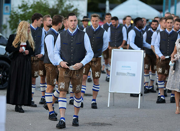 Die Löwen und ihre Partnerinnen kamen alle stilecht in Tracht und Dirndl.