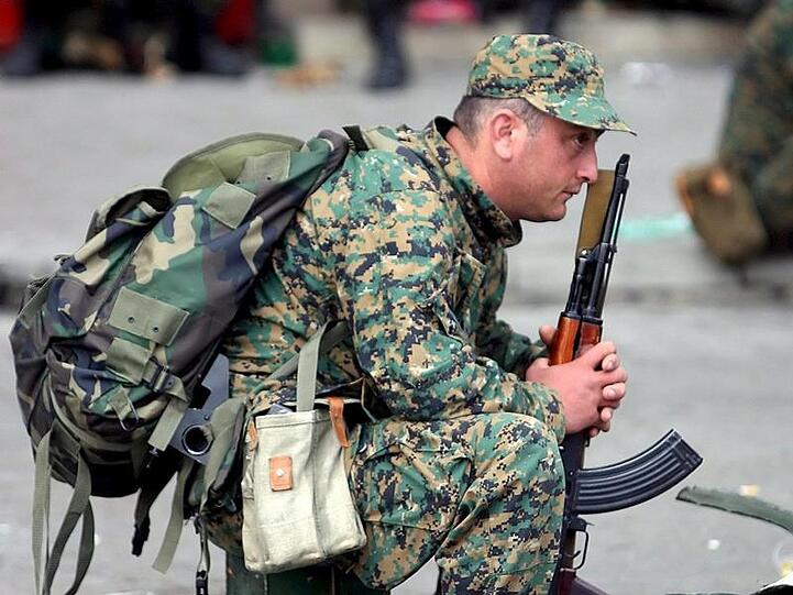 Ein Reservist in Georgiens Hauptstadt Tiflis.