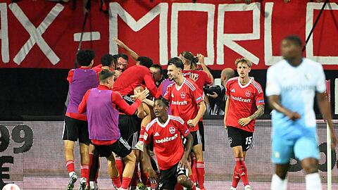Pure Ekstase: Nürnbergs Spieler jubeln nach dem ganz späten Siegtor.