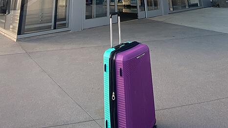 Wo ist dieser auff&auml;llige Koffer abgeblieben? Agnes R. aus M&uuml;nchen ist am 9. Januar 2026 aus den USA nach M&uuml;nchen geflogen. Seither ist das Gep&auml;ckst&uuml;ck weg.