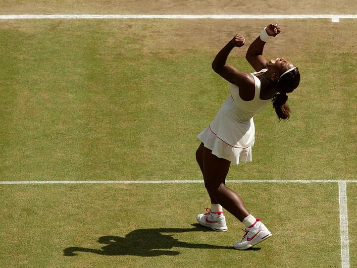 Serena Williams feiert ihren Sieg in Wimbledon.