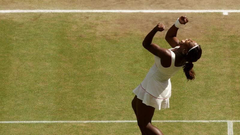 Serena Williams feiert ihren Sieg in Wimbledon. Serena Williams feiert ihren Sieg in Wimbledon.