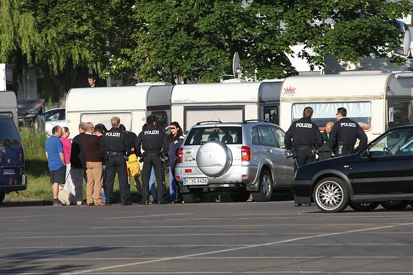 Sechs Stunden lang dauerte die Durchsuchung des Circus Barelli. Er gastiert bis zum Sonntag auf dem Kaufmarkt-Gelände an der Erlanger Straße.