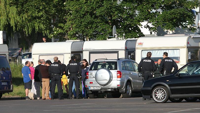Sechs Stunden lang dauerte die Durchsuchung des Circus Barelli. Er gastiert bis zum Sonntag auf dem Kaufmarkt-Gelände an der Erlanger Straße. Sechs Stunden lang dauerte die Durchsuchung des Circus Barelli. Er gastiert bis zum Sonntag auf dem Kaufmarkt-Gelände an der Erlanger Straße.