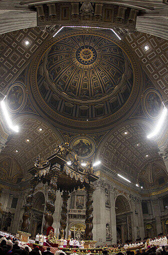 Der Papst hat im Petersdom in Rom die Mitternachtsmesse geleitet