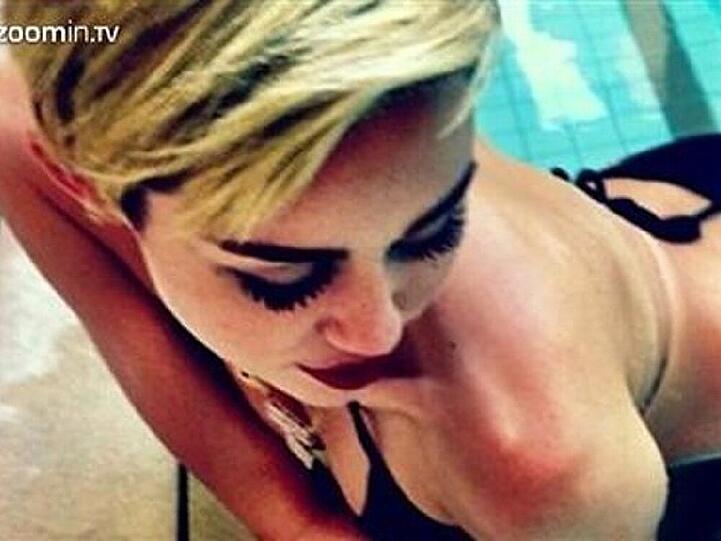 Miley Cyrus hat bei einem Festivalauftritt nicht nur sexy Bikini-Fotos geschossen - auf der Bühne brach sie in Tränen aus