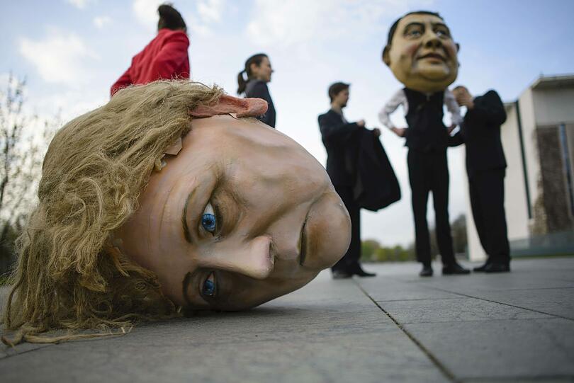 Aktivisten des BUND demonstrieren  mit riesigen Papp-Köpfen von Kanzlerin Angela Merkel (CDU) und Sigmar Gabriel (SPD) gegen die von der GroKo geplante Reform des "Erneuerbare Energien Gesetzes" (EEG)