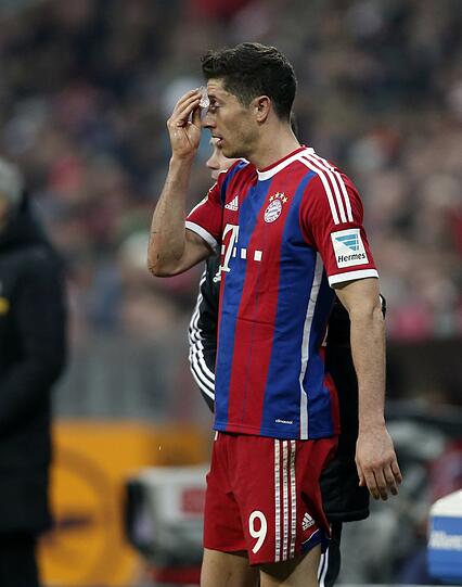 ROBERT LEWANDOWSKI - NOTE 5 - Chance in der 3. Minute, brauchte aber zu lange, um den Ball zu verarbeiten. Wenig Bindung zum Spiel, versuchte sich einzubringen, scheiterte aus Abseitsposition an der Latte. Sagt alles.
