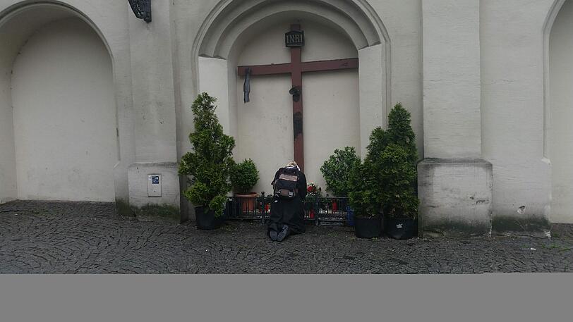 Ein geistig verwirrter Mann hat am Sendlinger Tor die große Jesus-Figur vom Kreuz gerissen und zerstört!