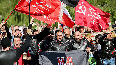 Die "Nachtwölfe"-Rocker aus Moskau sind in Berlin angekommen und versammelten sich am Sowjetischen Ehrenmal im Treptower Park. Die Tour nach Deutschland ist umstritten, die Polizei hat ein genaues Auge auf die Motorrad-Gang - die Bilder.