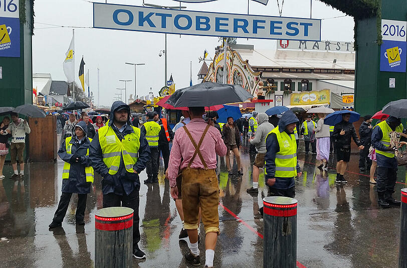 Vor dem Biervergnügen müssen Oktoberfestbesucher an den Sicherheitswachen vorbei.
