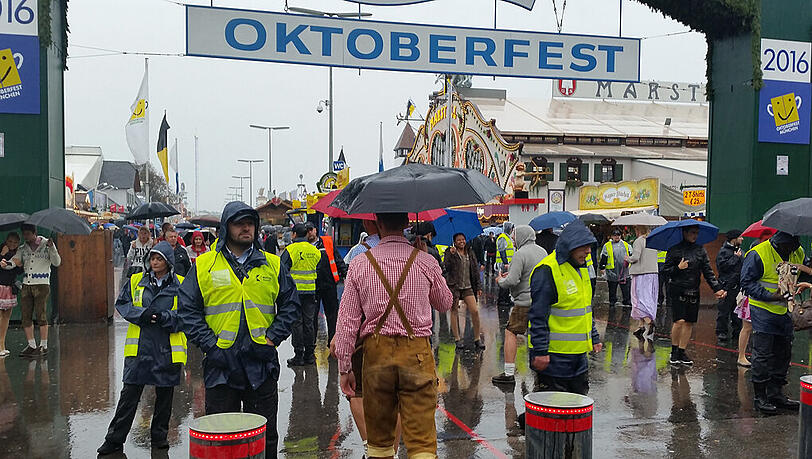 Vor dem Biervergnügen müssen Oktoberfestbesucher an den Sicherheitswachen vorbei. Vor dem Biervergnügen müssen Oktoberfestbesucher an den Sicherheitswachen vorbei.