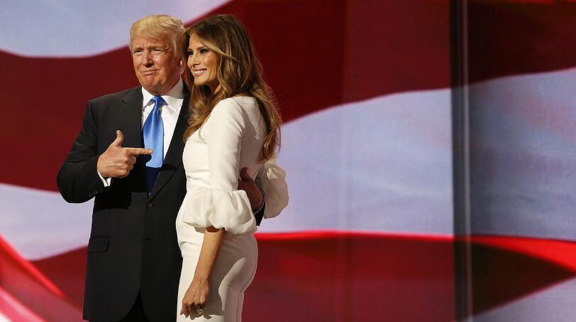 Trotz aller Frauengeschichten und chauvinistischer Entgleisungen steht seine aktuelle Ehefrau Melania, wie auch der Rest seiner Familie voll hinter ihrem neuen US-Präsidenten.