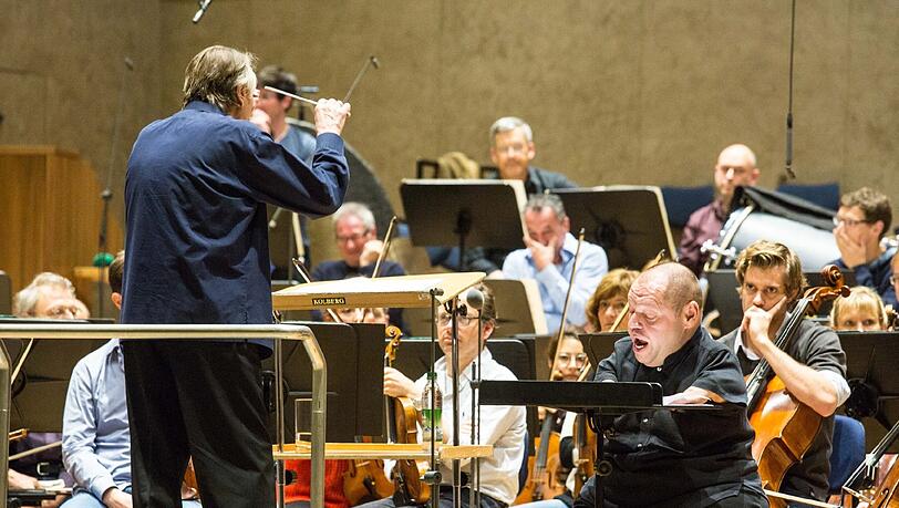 Mariss Jansons mit Thomas Quasthoff und dem Symphonieorchester des Bayerischen Rundfunks bei einer Probe im Herkulesssaal. Mariss Jansons mit Thomas Quasthoff und dem Symphonieorchester des Bayerischen Rundfunks bei einer Probe im Herkulesssaal.