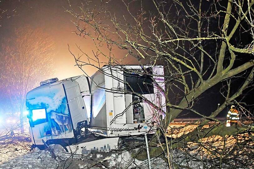 Ursache Sekundenschlaf: Ein Lkw kam am frühen Dienstagmorgen von der Straße ab und prallte gegen einen Baum. Die A8 war bis neun Uhr gesperrt.