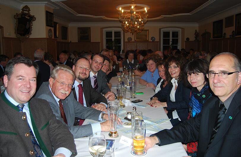 Links von vorne: OB-Kandidat und CSU-Stadtrat Josef Schmid, MdL Dr. Otmar Bernhard, Stadtratskandidat Johann Sauerer, Stadtratskandidat Sven Wackermann, BA-Kandidatin Ingrid Schumak; rechte Seite von vorne: Stadtratskandidat Frieder Vogelsgesang mit Ehefrau Irina und die Stadtratskandidatinnen Claudia Hammerschmidt, Alexandra Gaßmann und Heike Kainz.
