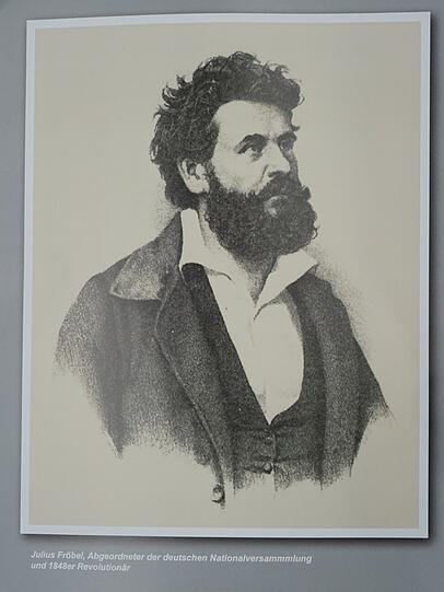 Seine Geschichte war der Ausgangspunkt der Ausstellung: Julius Fröbel wanderte nach der gescheiterten Revolution von 1848 aus und wurde in den Vereinigten Staaten zum Westmann. 1854 leitet er einen Treck von Texas nach Kalifornien. Ein halbes Jahr dauert die Reise durch die Colorado-Wüste nach San Francisco, &bdquo;die er ganz zu Pferde unter den mannigfaltigsten Gefahren durch wilde Tiere und noch wildere Indianer glücklich&ldquo; übersteht. In Los Angeles wird er auf dem Rückweg auf der Straße fast von einer verirrten Kugel getroffen.