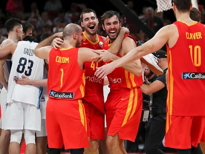 Die Spanier feiern ihren WM-Triumph über Argentinien.