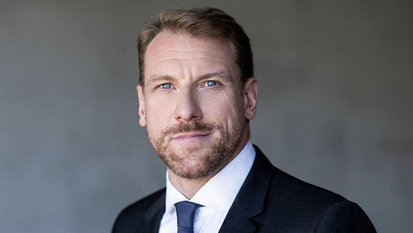 Günther Groissböck war als Wotan vorgesehen,gab die Rolle aber zurück. Günther Groissböck war als Wotan vorgesehen,gab die Rolle aber zurück.