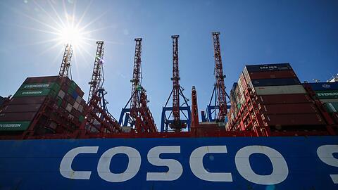 Der chinesische Staatskonzern Cosco darf 24,99 Prozent am Terminal Tollerort im Hamburger Hafen erwerben.