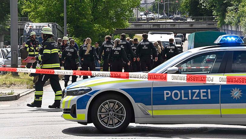 Die Unfallstelle wurde zunächst von der Feuerwehr abgesperrt, dann übernahmen Polizei und MVG-Mitarbeiter. Die Unfallstelle wurde zunächst von der Feuerwehr abgesperrt, dann übernahmen Polizei und MVG-Mitarbeiter.