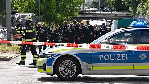 Die Unfallstelle wurde zunächst von der Feuerwehr abgesperrt, dann übernahmen Polizei und MVG-Mitarbeiter.