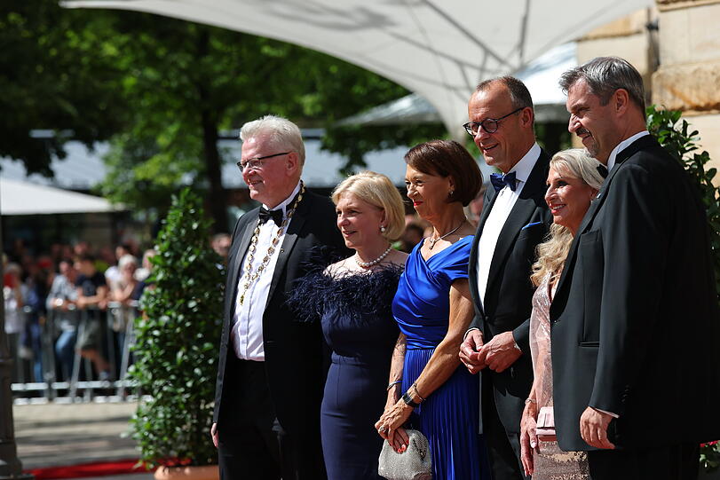 Bayreuths Bürgermeister Thomas Ebersberger mit Frau Stefanie Hellbach, Bundeskanzler Friedrich Merz mit Ehefrau Charlotte sowie Ministerpräsident Markus Söder mit Ehefrau Karin...