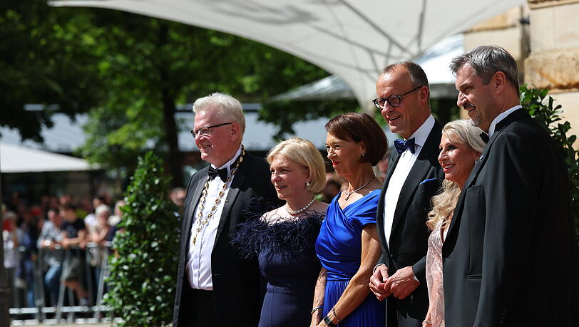 Bayreuths Bürgermeister Thomas Ebersberger mit Frau Stefanie Hellbach, Bundeskanzler Friedrich Merz mit Ehefrau Charlotte sowie Ministerpräsident Markus Söder mit Ehefrau Karin... Bayreuths Bürgermeister Thomas Ebersberger mit Frau Stefanie Hellbach, Bundeskanzler Friedrich Merz mit Ehefrau Charlotte sowie Ministerpräsident Markus Söder mit Ehefrau Karin...