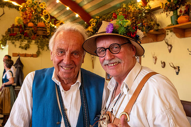 Auch mit den Wiesnwirten bestens bekannt: Wolfgang M. Prinz mit G&uuml;nter Steinberg in der Hofbr&auml;u-Festhalle.