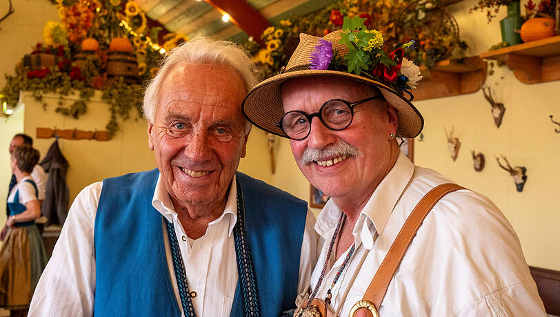 Auch mit den Wiesnwirten bestens bekannt: Wolfgang M. Prinz mit G&uuml;nter Steinberg in der Hofbr&auml;u-Festhalle.