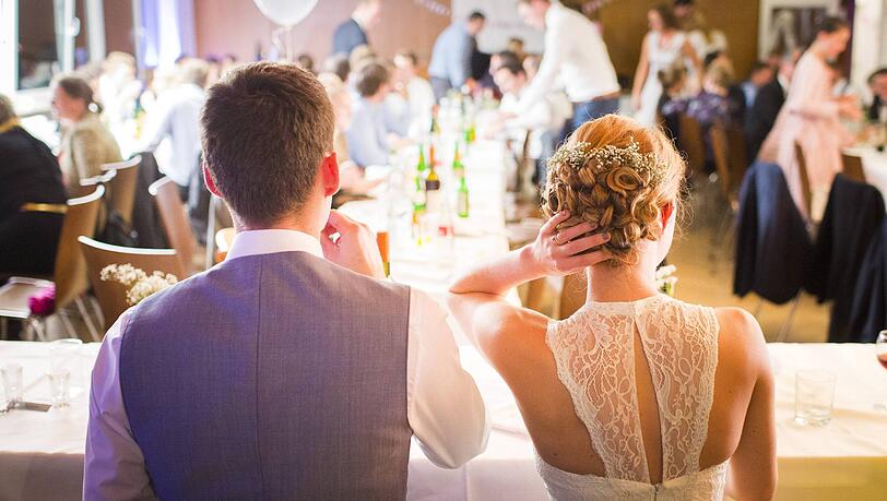 Wer die Hochzeit gro&szlig; feiert, muss tief in die Brieftasche greifen. Im Schnitt kostet der gro&szlig;e Tag 20.000 Euro.