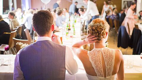 Wer die Hochzeit gro&szlig; feiert, muss tief in die Brieftasche greifen. Im Schnitt kostet der gro&szlig;e Tag 20.000 Euro.