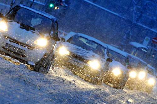 Autos stauen sich durch den Schnee in München