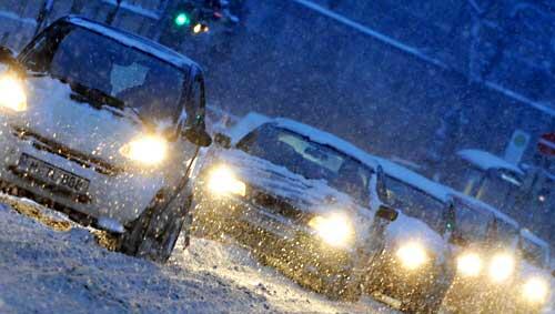 Autos stauen sich durch den Schnee in München Autos stauen sich durch den Schnee in München