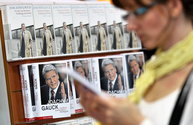 Joachim Gauck ist neuer Bundespräsident. Die
Bundesversammlung wählte den früheren DDR-Bürgerrechtler am Sonntag
mit großer Mehrheit zum Nachfolger von Christian Wulff. Der
72-Jährige erhielt 991 von 1228 gültigen Stimmen, das entspricht
einer Zustimmung von gut 80 Prozent. Für Gaucks Gegenkandidatin Beate
Klarsfeld votierten 126 Delegierte.