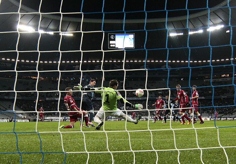 Rob Friend vergibt aus kurzer Distanz gegen Sippel, dem Torwart von Kaiserslautern.