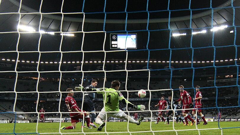Rob Friend vergibt aus kurzer Distanz gegen Sippel, dem Torwart von Kaiserslautern. Rob Friend vergibt aus kurzer Distanz gegen Sippel, dem Torwart von Kaiserslautern.