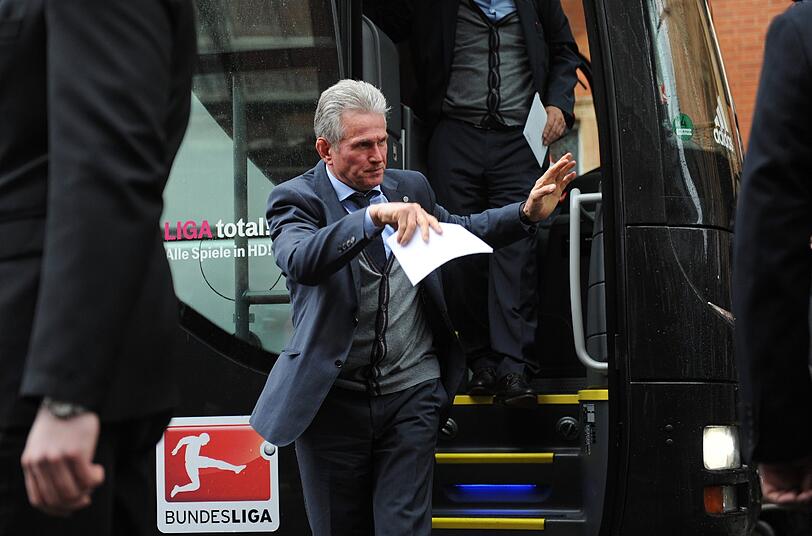 Der FC Bayern ist am Flughafen in London gelandet - die Bilder