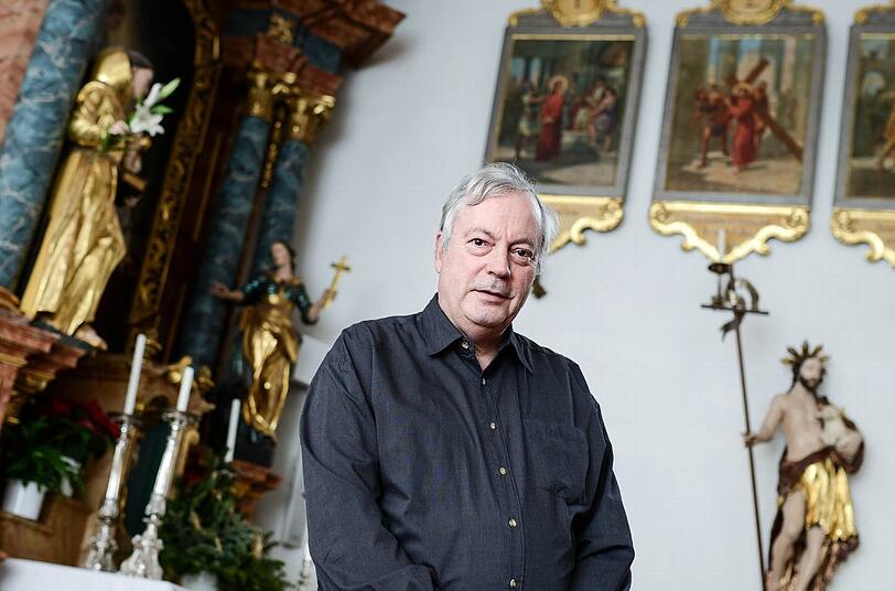&bdquo;Ja, ich habe eine Tochter&ldquo;: Priester Stefan Hartmann in der alten Kirche St. Bartholomäus in Oberhaid bei Bamberg.