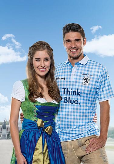Das Löwen-Wiesn-Madl Isabell und Christoph Schindler präsentieren das neue Wiesn-Trikot.