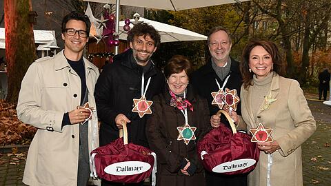 Prominente beim Lebkuchenverkauf für den guten Zweck: Florian David Fitz, Jonas Kaufmann, Hannelore Randlkofer, Georg Randlkofer und Uschi Dämmrich von Luttitz.