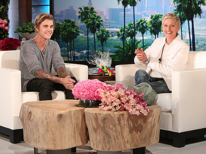 Zusammen mit Ellen DeGeneres hat Justin Bieber eine junge Studentin aufs Korn genommen